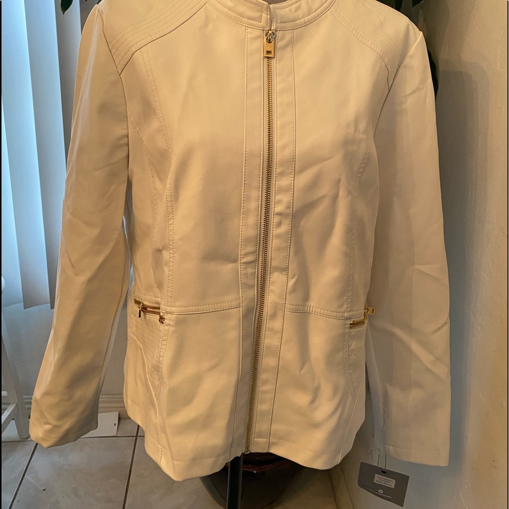 Beautiful Marc New York Andrew Marc Faux Leather White Jacket.